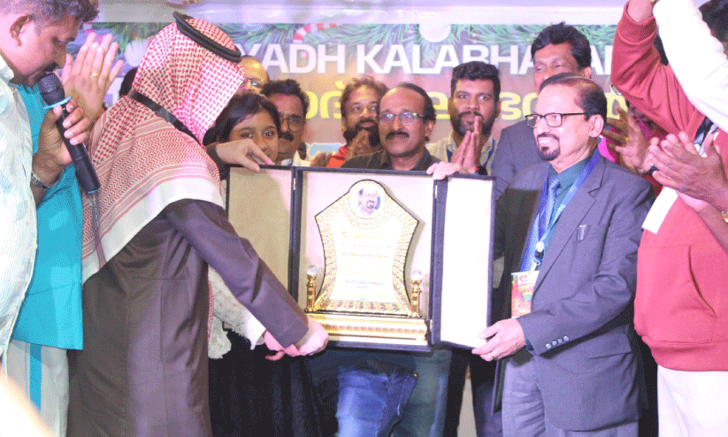 റി​യാ​ദ് ക​ലാ​ഭ​വ​ൻ ക​ർ​മ​ശ്രേ​ഷ്ഠ പു​ര​സ്​​കാ​രം   ഡോ. ​രാ​മ​ച​ന്ദ്ര​ന് സമ്മാനിച്ചു