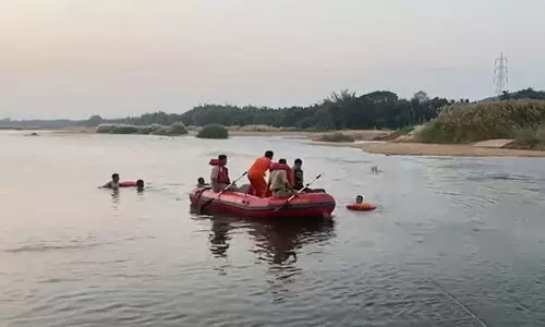 ഭാരതപ്പുഴയിൽ കുളിക്കാനിറങ്ങിയ നാലംഗ കുടുംബം ഒഴുക്കിൽ പെട്ടു, ഒരാളെ രക്ഷപ്പെടുത്തി ഭാരതപ്പുഴയിൽ കുളിക്കാനിറങ്ങിയ നാലംഗ കുടുംബം ഒഴുക്കിൽ പെട്ടു, ഒരാളെ രക്ഷപ്പെടുത്തി