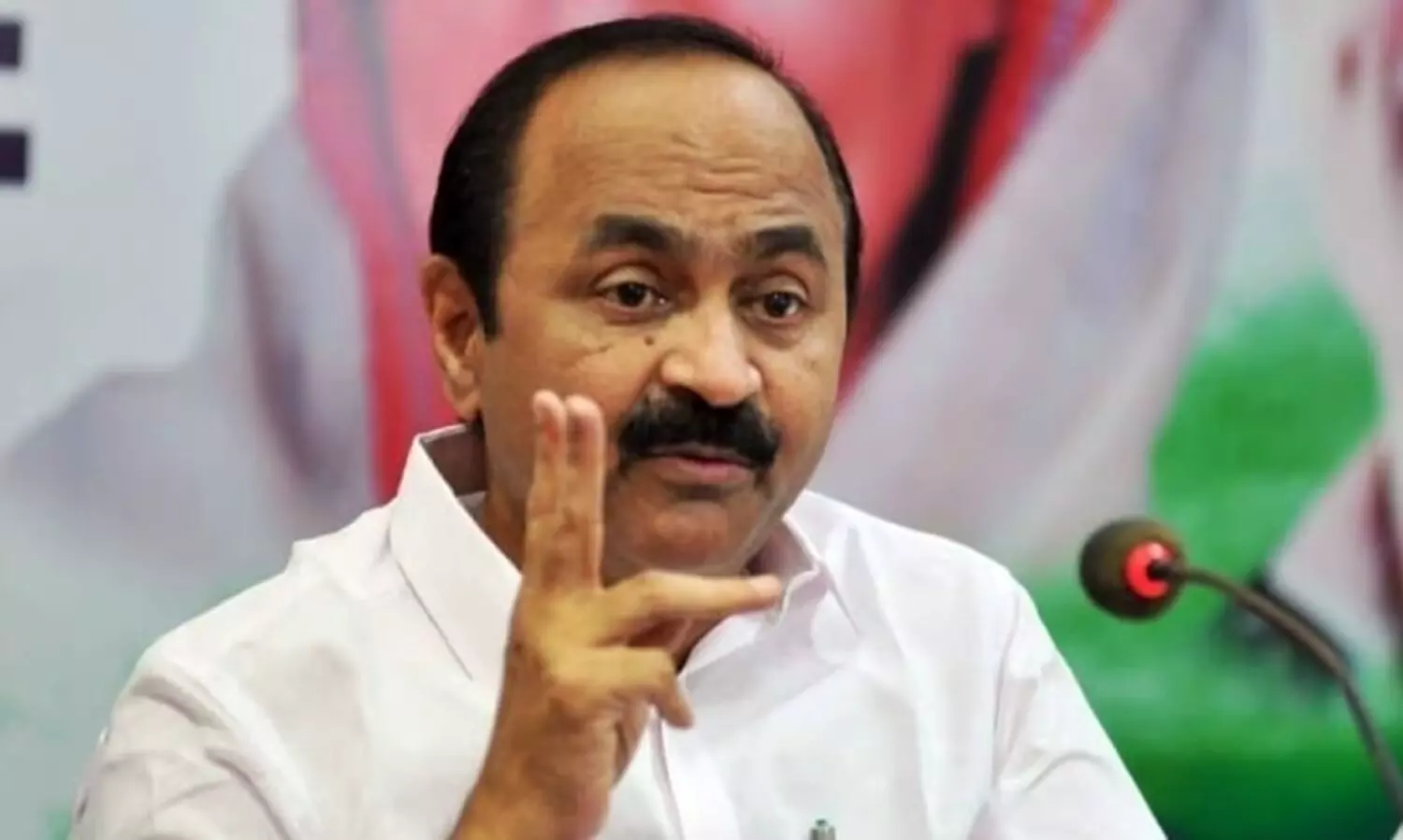 മദ്യ നിർമാണ ശാലകൾ തുടങ്ങാനുള്ള ഓട്ടത്തിനിടയിൽ പാവപ്പെട്ട വിദ്യാർഥികളുടെ കാര്യം കൂടി സർക്കാർ ശ്രദ്ധിക്കണം