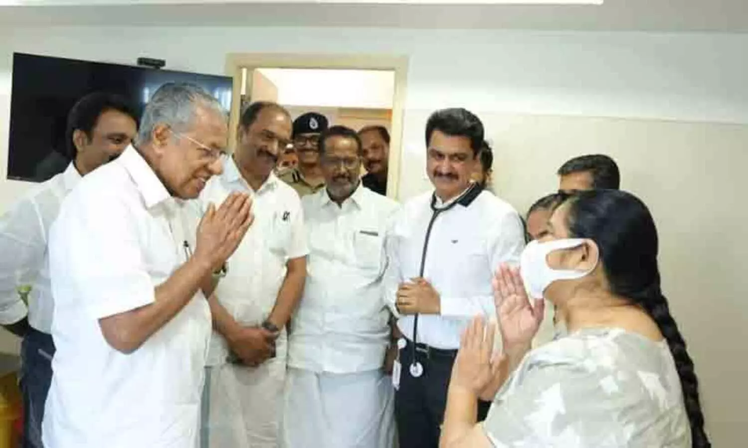 Pinarayi Vijayan Visited Uma Thomas MLA at Kochi hospital