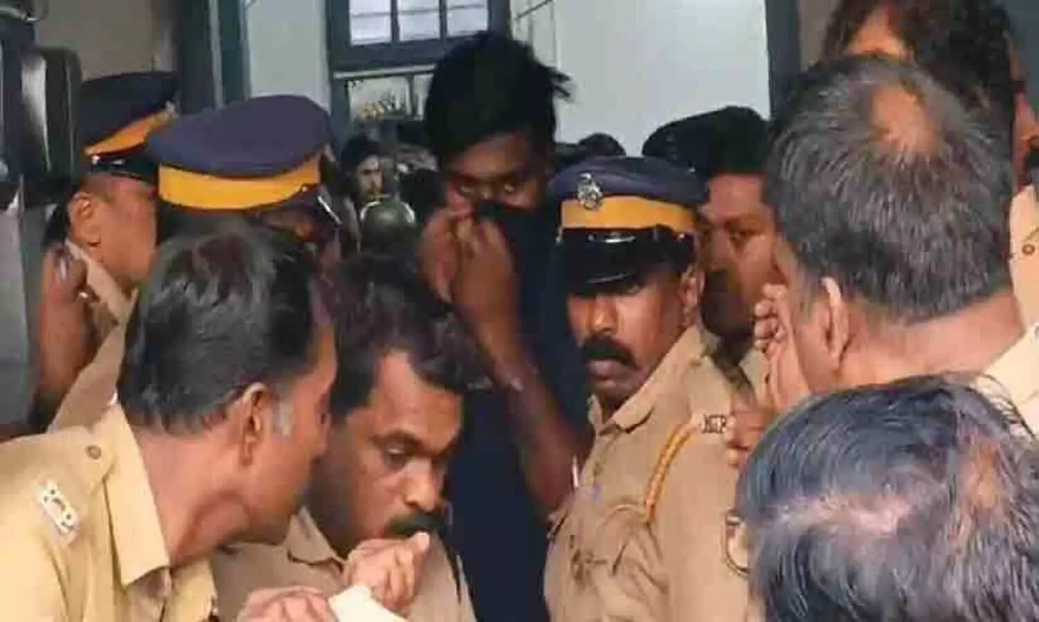 പറവൂർ കൂട്ടക്കൊല: പ്രതിക്കുനേരെ നാട്ടുകാരുടെ രോഷപ്രകടനം