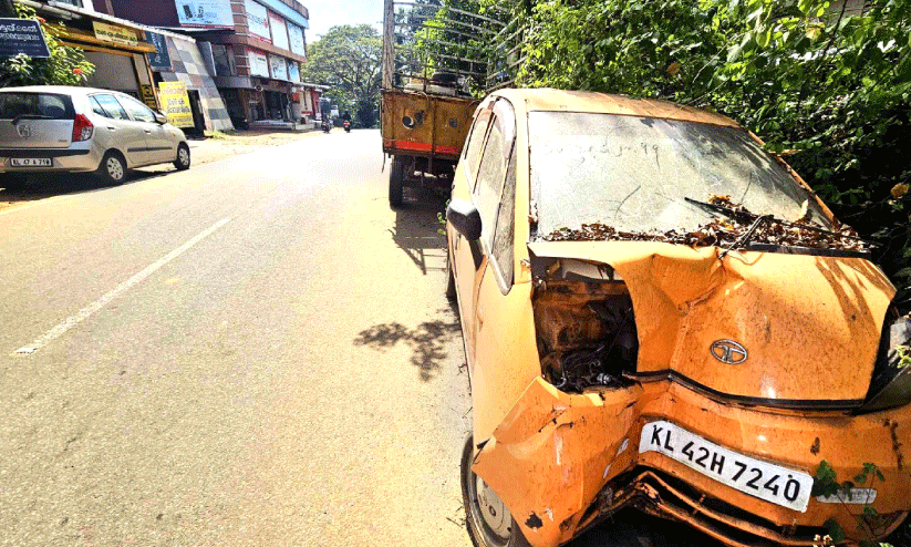 സ്‌​റ്റേ​ഷ​ന് സ​മീ​പം റോ​ഡ​രി​കി​ലെ വാ​ഹ​ന​ങ്ങ​ൾ നീ​ക്ക​ൽ; ഹൈ​കോ​ട​തി ഉ​ത്ത​ര​വ് പാ​ലി​ക്കാ​തെ മാ​ള പൊ​ലീ​സ്