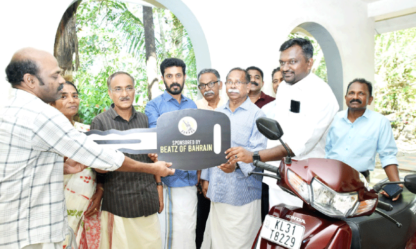 ബീറ്റ്സ് ഓഫ് ബഹ്റൈൻ മുച്ചക്ര വാഹനം കൈമാറി ബീറ്റ്സ് ഓഫ് ബഹ്റൈൻ മുച്ചക്ര വാഹനം കൈമാറി