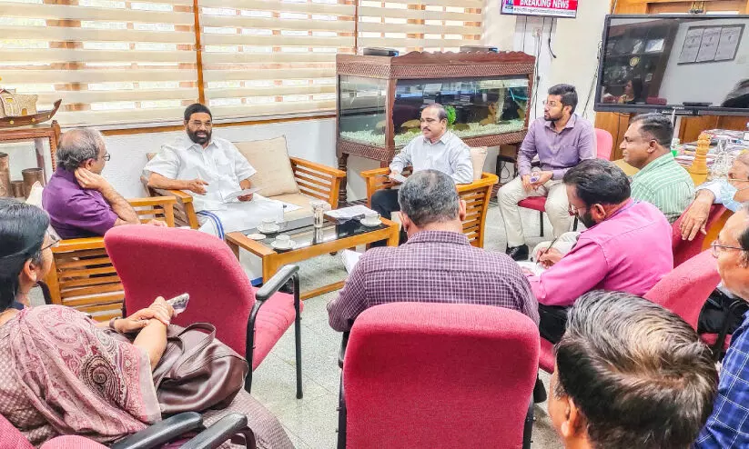 ജില്ല ആശുപത്രിയിൽ നിന്ന് നീക്കുന്ന മണ്ണ് മെഡിക്കൽ കോളജ് പാർക്കിങ് ഗ്രൗണ്ട് നിർമാണത്തിന് ഉപയോഗിക്കും ജില്ല ആശുപത്രിയിൽ നിന്ന് നീക്കുന്ന മണ്ണ് മെഡിക്കൽ കോളജ് പാർക്കിങ് ഗ്രൗണ്ട് നിർമാണത്തിന് ഉപയോഗിക്കും