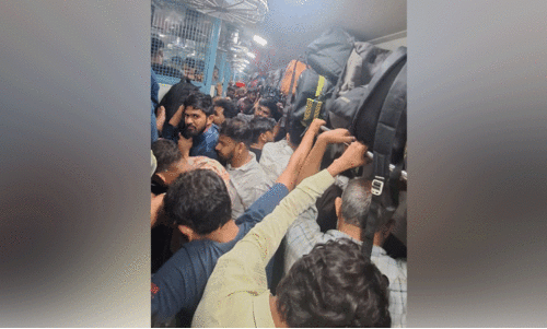 കാലുകുത്താൻ ഇടമില്ല; ട്രെയിൻ യാത്ര ദുരിതത്തിൽ