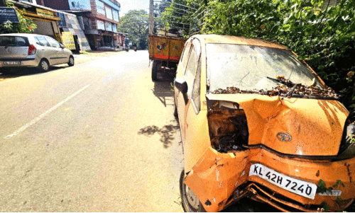 സ്‌​റ്റേ​ഷ​ന് സ​മീ​പം റോ​ഡ​രി​കി​ലെ വാ​ഹ​ന​ങ്ങ​ൾ നീ​ക്ക​ൽ; ഹൈ​കോ​ട​തി ഉ​ത്ത​ര​വ് പാ​ലി​ക്കാ​തെ മാ​ള പൊ​ലീ​സ്