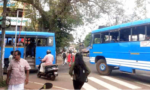 ഗതാഗതക്കുരുക്കിൽ പാലച്ചിറ ജങ്ഷൻ