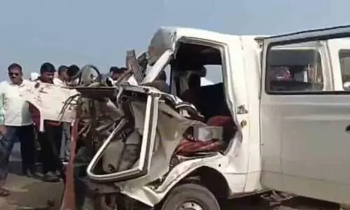 പാഞ്ഞെത്തിയ ട്രക്ക് പിന്നില്‍ ഇടിച്ചു, നിയന്ത്രണം വിട്ട മിനി വാന്‍ ബസില്‍ ഇടിച്ചുകയറി; പുണെയില്‍ ഒൻപത് മരണം