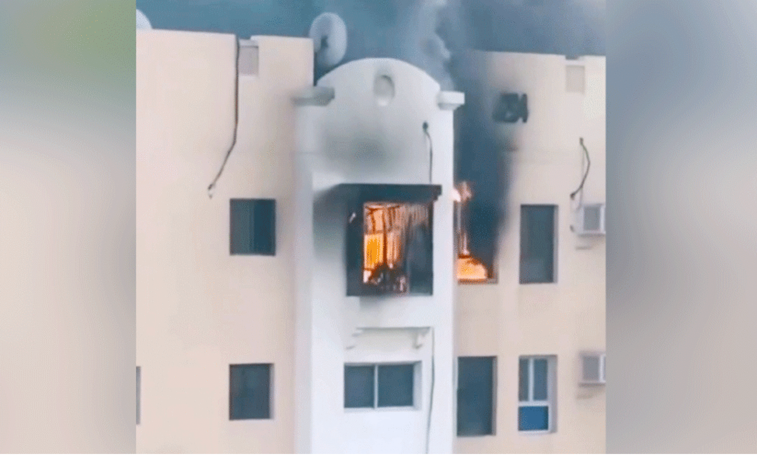 ഹൂ​റ​ത്ത് ആ​ലി​യി​ൽ കെ​ട്ടി​ട​ത്തി​ന് തീ​പി​ടി​ച്ചു