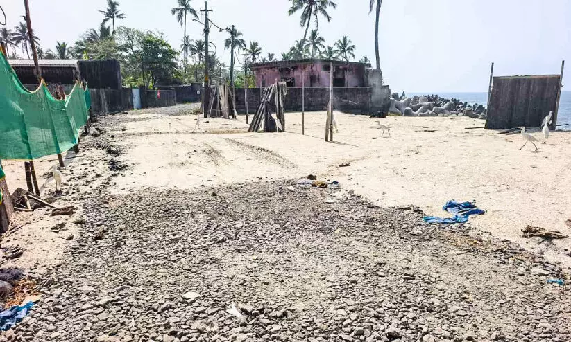 അപ്രതീക്ഷിത കടലാക്രമണം; തീരദേശ റോഡ് മണ്ണിനടിയിൽ