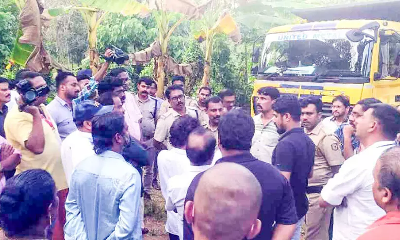 െബെപ്പാസിന്റെ പേരില്‍ മണ്ണെടുക്കാൻ ശ്രമം; നാട്ടുകാര്‍ തടഞ്ഞു