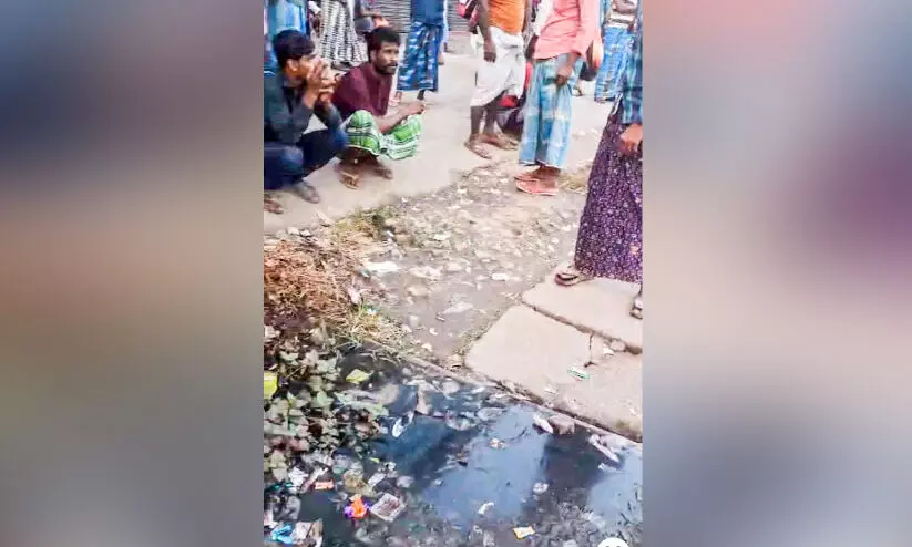 ഷോപ്പിങ് സമുച്ചയത്തിൽനിന്ന്​ ശൗചാലയ മാലിന്യം ഓടയിലേക്ക് ഒഴുകുന്നു