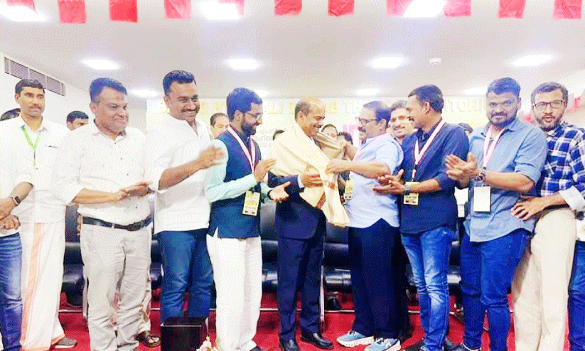 അസ്സൈനാർ കളത്തിങ്കലിനെ ആദരിച്ചു അസ്സൈനാർ കളത്തിങ്കലിനെ ആദരിച്ചു