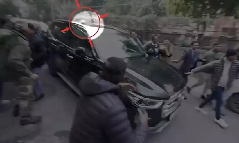 അരവിന്ദ് കെജ്രിവാളിന്റെ കാറിന് നേരെ ആക്രമണം; പിന്നിൽ ബി.ജെ.പി ഗുണ്ടകളെന്ന് എ.എ.പി അരവിന്ദ് കെജ്രിവാളിന്റെ കാറിന് നേരെ ആക്രമണം; പിന്നിൽ ബി.ജെ.പി ഗുണ്ടകളെന്ന് എ.എ.പി