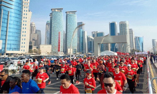 കോ​ർ​ണി​ഷ് നി​റ​ഞ്ഞ് മാ​ര​ത്ത​ൺ ആ​വേ​ശം