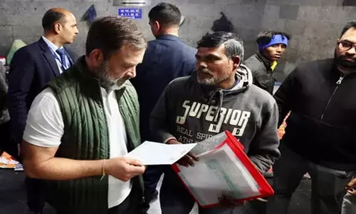 കൊടും തണുപ്പിൽ ഡൽഹി എയിംസിന് മുമ്പിൽ തെരുവിൽ കഴിയുന്ന രോഗികളേയും കൂട്ടിരിപ്പുകാരേയും സന്ദർശിച്ച് രാഹുൽ