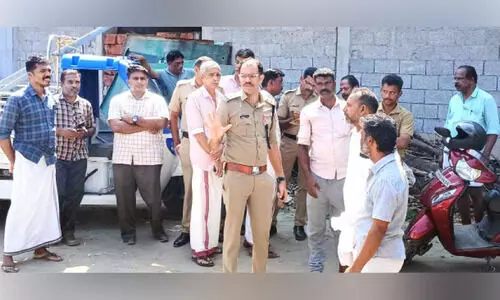 ന​ഗ​ര​സ​ഭ കെ​ട്ടി​ട​നി​ർ​മാ​ണം മ​ത്സ്യ​മാ​ർ​ക്ക​റ്റ് തൊ​ഴി​ലാ​ളി​ക​ൾ ത​ട​ഞ്ഞു