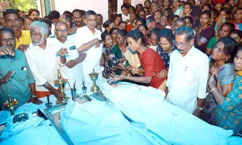 പറവൂർ കൂട്ടക്കൊല; പൊലീസ് അനാസ്ഥയിൽ അമർഷം പറവൂർ കൂട്ടക്കൊല; പൊലീസ് അനാസ്ഥയിൽ അമർഷം