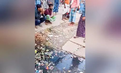 ഷോപ്പിങ് സമുച്ചയത്തിൽനിന്ന് ശൗചാലയ മാലിന്യം ഓടയിലേക്ക് ഒഴുകുന്നു ഷോപ്പിങ് സമുച്ചയത്തിൽനിന്ന് ശൗചാലയ മാലിന്യം ഓടയിലേക്ക് ഒഴുകുന്നു