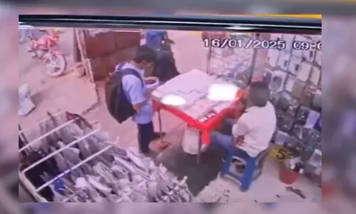 സെയ്ഫ് അലി ഖാനെ ആക്രമിച്ചതിന് ശേഷം പ്രതി മൊബൈൽ ​കടയിലെത്തി ഹെഡ്സെറ്റ് വാങ്ങി; ദൃശ്യങ്ങൾ പുറത്ത്