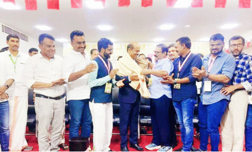 അ​സ്സൈ​നാ​ർ ക​ള​ത്തി​ങ്ക​ലി​നെ ആ​ദ​രി​ച്ചു