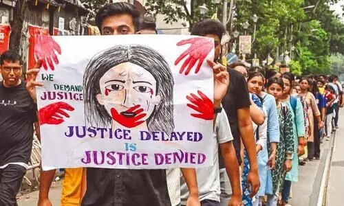 ‘എന്റെ മകളെ കൊന്നത് അവൻ ഒറ്റക്കല്ല, ബാക്കിയുള്ളവർ പിടിക്കപ്പെട്ടില്ല’; നീതി ലഭിച്ചില്ലെന്ന് കൊല്ലപ്പെട്ട ഡോക്ടറുടെ അമ്മ