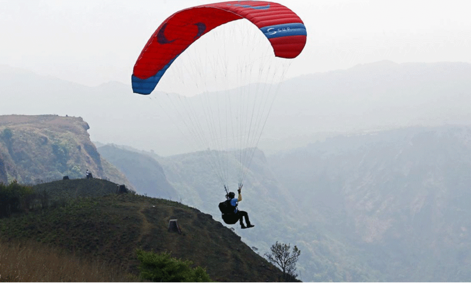 പാരാഗ്ലൈഡിങ്ങിനിടെ അപകടം; വനിത  വിനോദസഞ്ചാരിക്കും പരിശീലകനും ദാരുണാന്ത്യം
