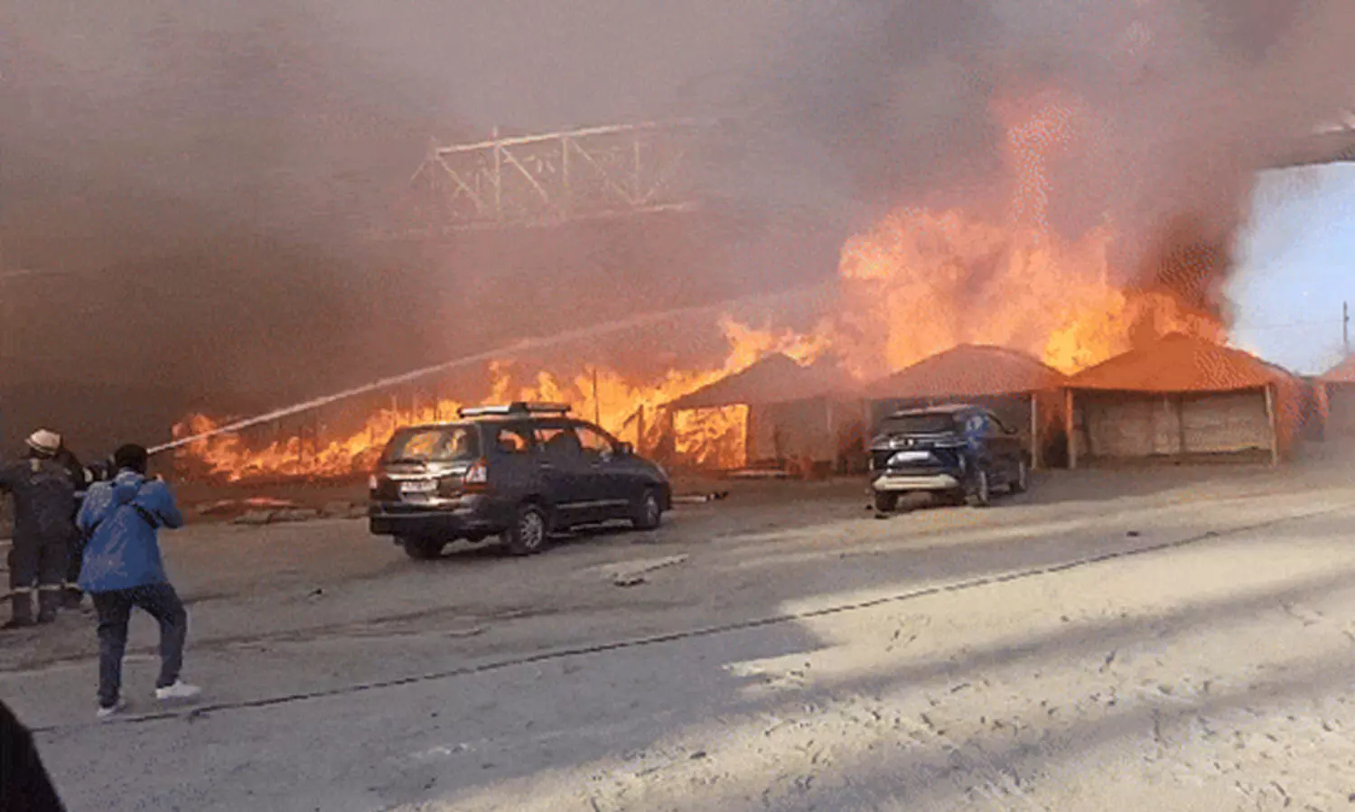 മഹാകുംഭമേളക്കിടെ സിലിണ്ടർ പൊട്ടിത്തെറിച്ച് വൻ തീപിടിത്തം