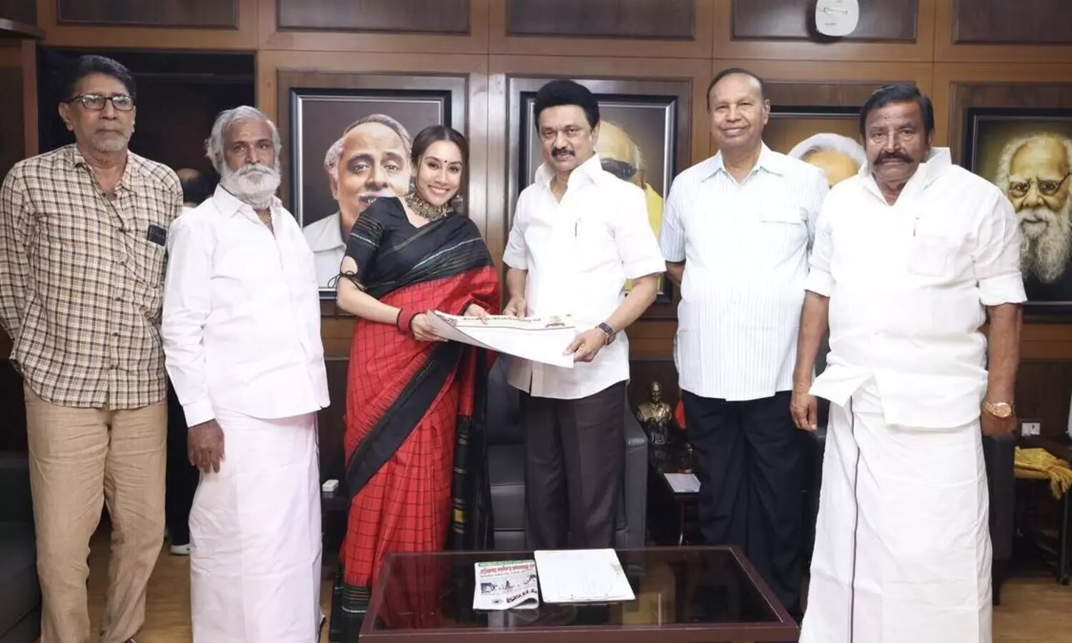 നടൻ സത്യരാജിന്റെ മകൾ ഡി.എം.കെയിൽ