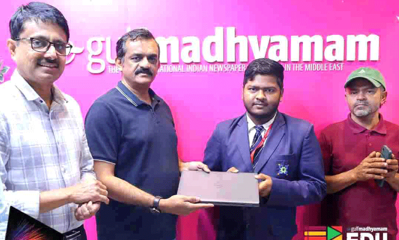 എജുകഫേ റാഫിൾ ഡ്രോ വിജയിക്ക് ലാപ്ടോപ് സമ്മാനിച്ചു എജുകഫേ റാഫിൾ ഡ്രോ വിജയിക്ക് ലാപ്ടോപ് സമ്മാനിച്ചു