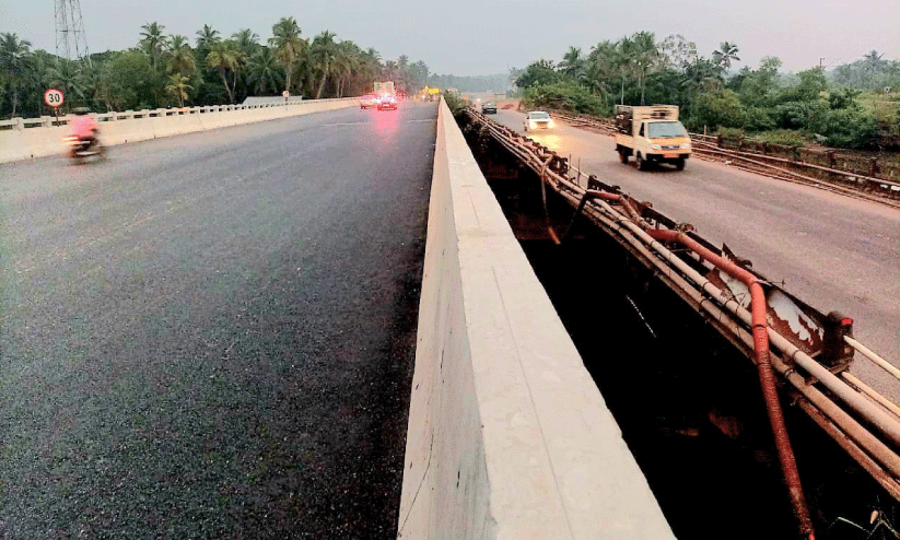 ഹൈവേ വികസനം; അപകടസാധ്യതയെന്ന് നാട്ടുകാർ; പ്രതിഷേധം ശക്തം ഹൈവേ വികസനം; അപകടസാധ്യതയെന്ന് നാട്ടുകാർ; പ്രതിഷേധം ശക്തം