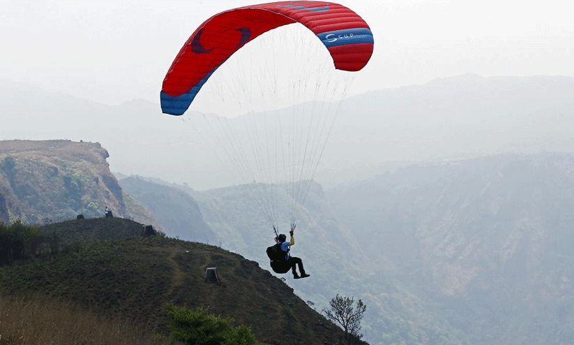 പാരാഗ്ലൈഡിങ്ങിനിടെ അപകടം; വനിത വിനോദസഞ്ചാരിക്കും പരിശീലകനും ദാരുണാന്ത്യം പാരാഗ്ലൈഡിങ്ങിനിടെ അപകടം; വനിത വിനോദസഞ്ചാരിക്കും പരിശീലകനും ദാരുണാന്ത്യം