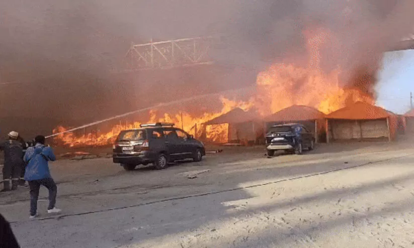 മഹാകുംഭമേളക്കിടെ സിലിണ്ടർ പൊട്ടിത്തെറിച്ച് വൻ തീപിടിത്തം