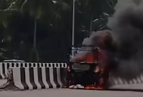 മലപ്പുറത്ത് ഓടിക്കൊണ്ടിരുന്ന ഓട്ടോ പൂർണ്ണമായും കത്തി നശിച്ചു; ഇറങ്ങിയോടി ഡ്രൈവറും യാത്രക്കാരും