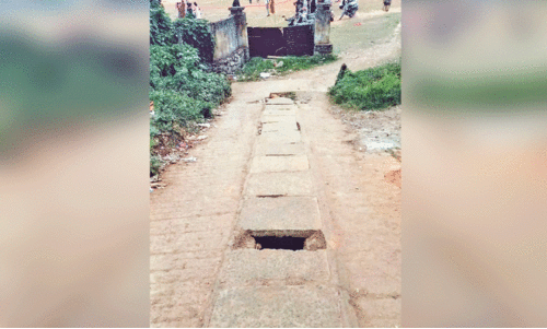 സ്റ്റേ​ഡി​യം റോ​ഡി​ൽ അ​പ​ക​ട​ക്കെ​ണി​യാ​യി സ്ലാ​ബു​ക​ൾ