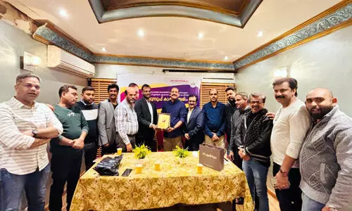 എം​ബ​സി ഉ​ദ്യോ​ഗ​സ്ഥ​ന്‍ യൂ​സ​ഫ്   കാ​ക്ക​ഞ്ചേ​രി​ക്ക് യാ​ത്ര​യ​യ​പ്പ് ന​ൽ​കി