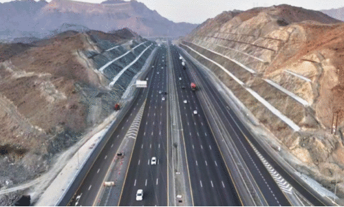 ഗ​താ​ഗ​ത മേ​ഖ​ല​ക്ക് ക​രു​ത്തേ​കി റോ​ഡ് നി​ർ​മാ​ണം പു​രോ​ഗ​മി​ക്കു​ന്നു