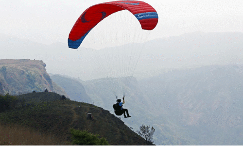 പാരാഗ്ലൈഡിങ്ങിനിടെ അപകടം; വനിത  വിനോദസഞ്ചാരിക്കും പരിശീലകനും ദാരുണാന്ത്യം