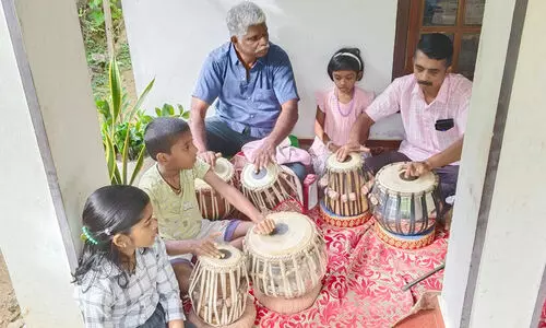 തബല താളവും തയ്യൽ താളവും ഇവിടെ ഒരുപോലെ...
