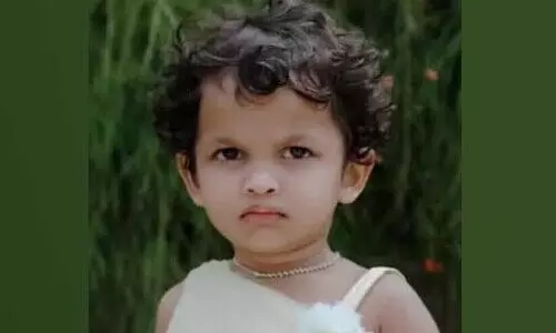 നിലമ്പൂരിൽ കളിക്കുന്നതിനിടെ ഗേറ്റ് ദേഹത്തു വീണ് മൂന്നു വയസ്സുകാരിക്ക് ദാരുണാന്ത്യം