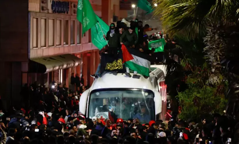 കണ്ണീരും ആലിംഗനവും അഭിവാദ്യങ്ങളും; ഇസ്രായേൽ ജയിലിൽനിന്ന് മോചിതരായ 90 ഫലസ്തീനികൾക്ക് വൻ സ്വീകരണം കണ്ണീരും ആലിംഗനവും അഭിവാദ്യങ്ങളും; ഇസ്രായേൽ ജയിലിൽനിന്ന് മോചിതരായ 90 ഫലസ്തീനികൾക്ക് വൻ സ്വീകരണം