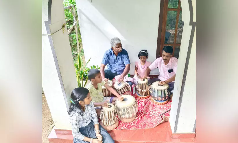 ടെക്​ ബാബുവിന്​ തബലതാളവും തയ്യലും ഒരുപോലെ