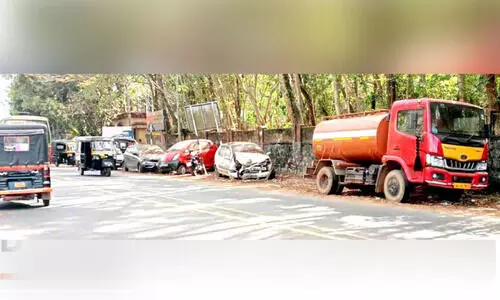 അപകടത്തില്‍പെട്ട വാഹനങ്ങൾ നടപ്പാതയില്‍; കാല്‍നടയാത്രികര്‍ ബുദ്ധിമുട്ടില്‍