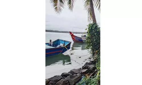 ഉ​പ്പു​വെ​ള്ളം ക​യ​റു​ന്നു; തീ​ര​ദേ​ശ​വാ​സി​ക​ൾ ദു​രി​ത​ത്തി​ൽ