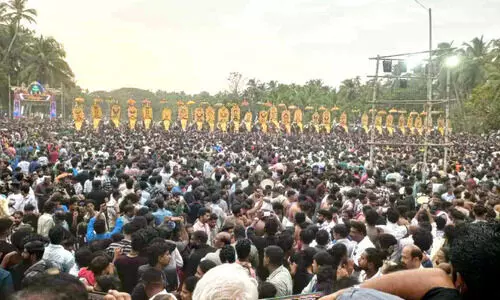 വ​ർ​ണാ​ഭം, അ​ഞ്ഞൂ​ർ പാ​ർ​ക്കാ​ടി ഉ​ത്സ​വം