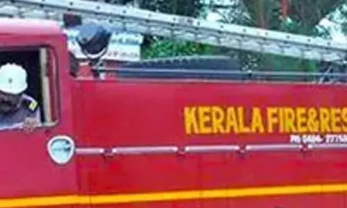 ഒറ്റക്ക് താമസിക്കുന്ന വയോധിക കുളിമുറിയിൽ വീണു: അമേരിക്കയിൽനിന്ന്​ സഹായമഭ്യർഥിച്ച് മകൻ; രക്ഷിച്ച്​ അഗ്നിരക്ഷാസേന