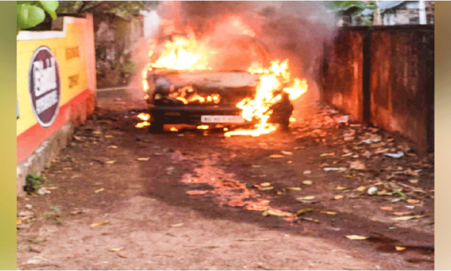 യാത്രക്കിടെ കാർ കത്തിനശിച്ചു