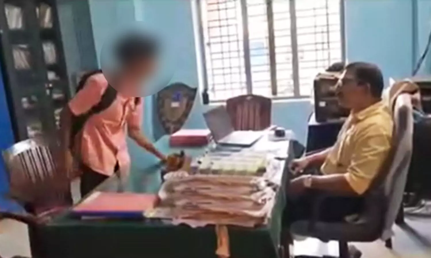 പ്രിൻസിപ്പലിനെ ഭീഷണിപ്പെടുത്തുന്ന വിദ്യാർഥിയുടെ ചിത്രം