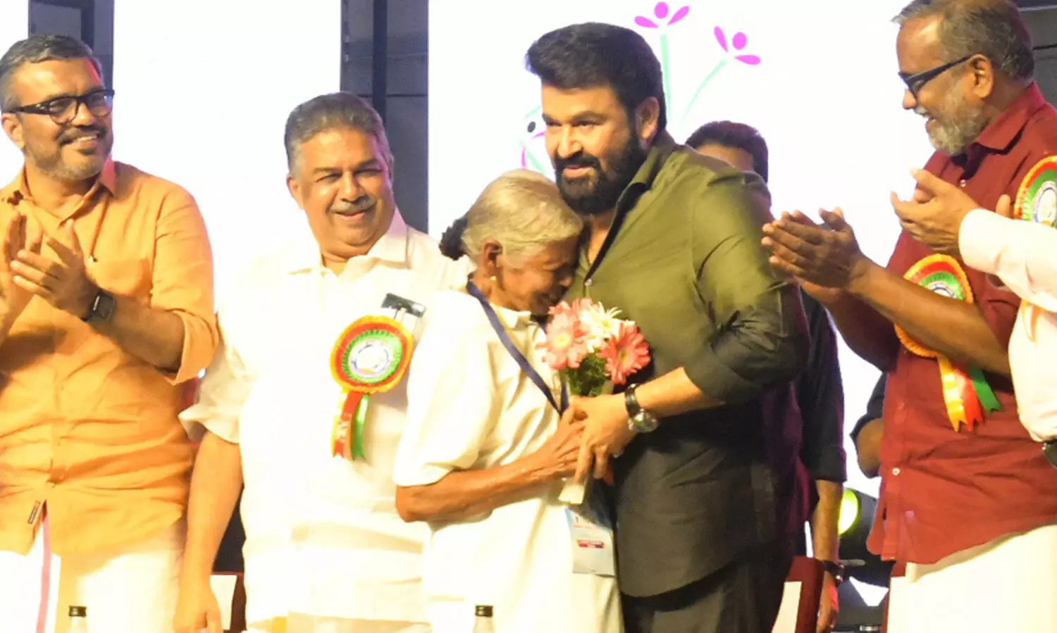 പൂച്ചെണ്ടുമായെത്തിയ പൊന്നമ്മച്ചേച്ചിയെ ചേർത്തുപിടിച്ച് മോഹൻലാൽ; ആഹ്ലാദക്കണ്ണീരണിഞ്ഞ് സദസ്സ്