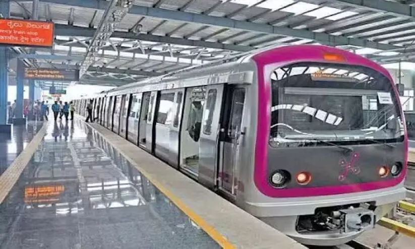 മെ​ട്രോ​ക്ക് മു​ന്നി​ൽ ചാ​ടി​യ മു​ൻ സൈ​നി​ക​നെ ര​ക്ഷ​പ്പെ​ടു​ത്തി